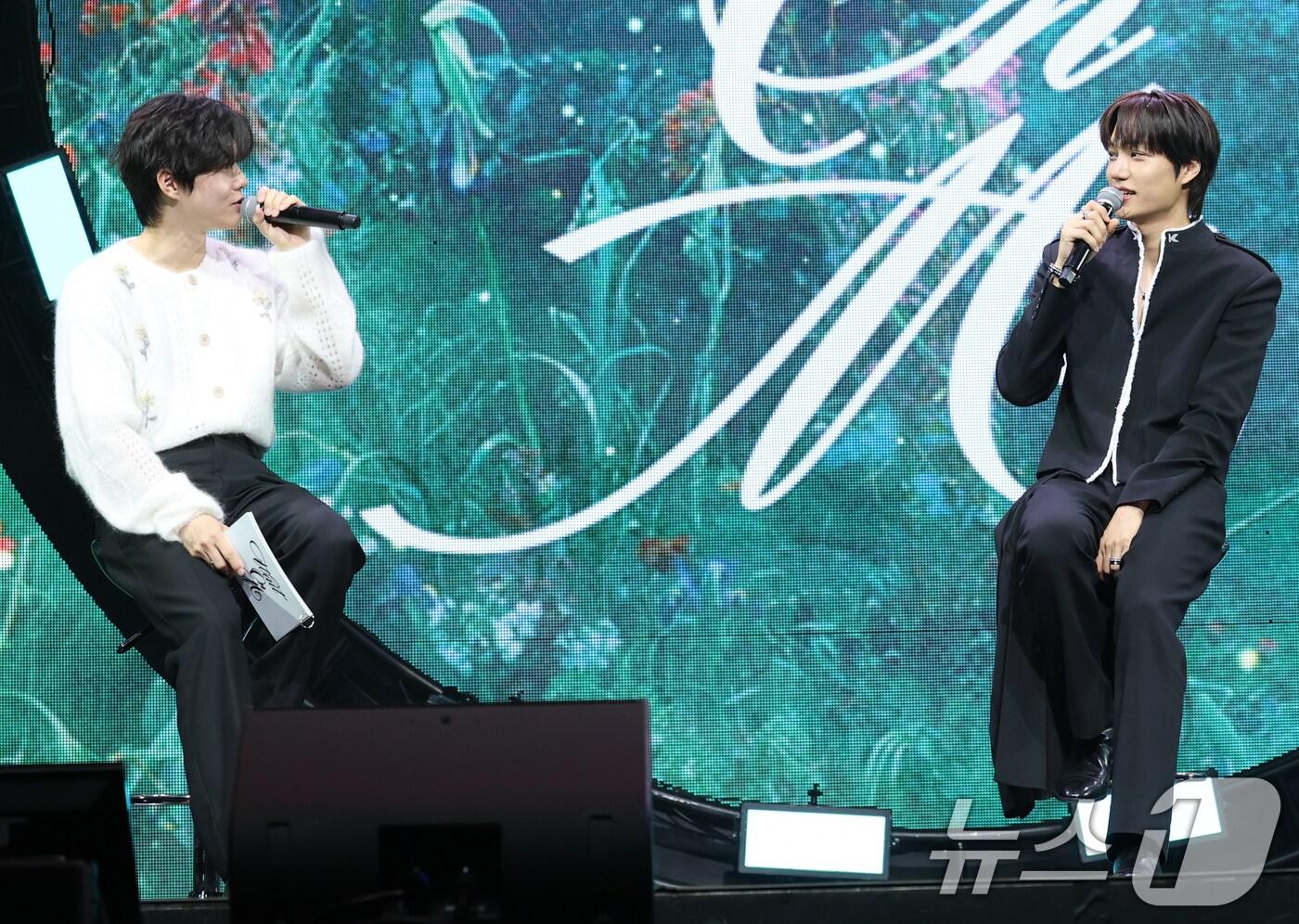 엑소 수호(왼쪽)가 21일 서울 광장동 예스24 라이브홀에서 열린 카이의 네 번째 미니앨범 '웨이트 온 미(Wait On Me)' 발매 쇼케이스에 참석해 진행을 하고 있다. 2025.4.21/뉴스1 ⓒ News1 권현진 기자