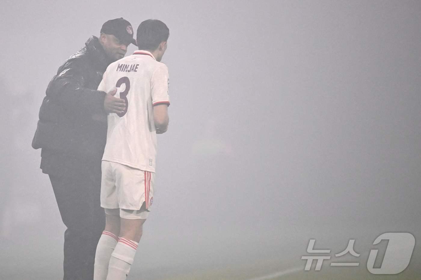 바이에른 뮌헨의 김민재와 뱅상 콩파니 감독. ⓒ AFP=뉴스1