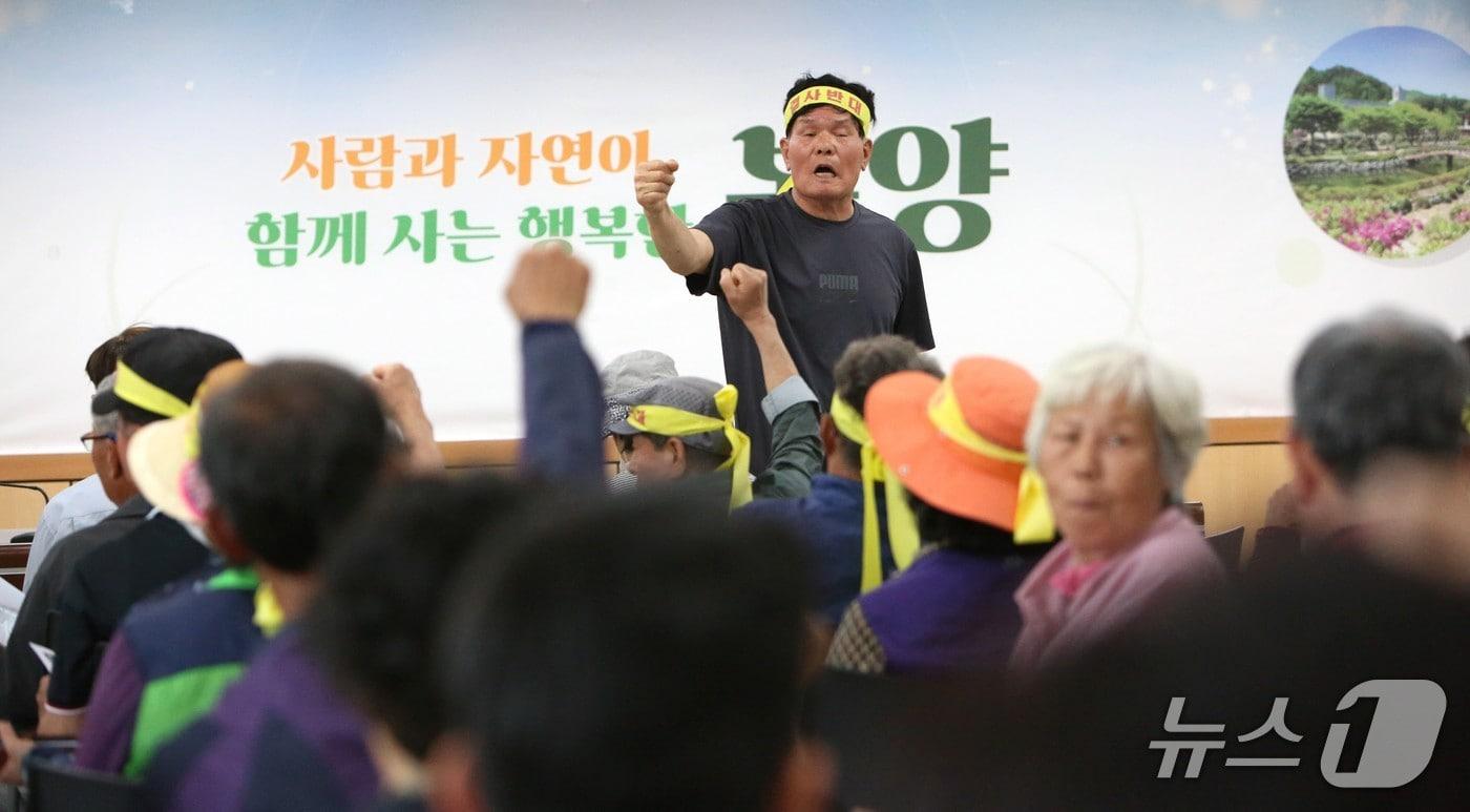  한 주민이 &#39;태양광 폐패널 폐기물 종합재활용시설 주민설명회&#39;에서 거세게 반발하고 있다.2025.4.21./뉴스1 ⓒ News1 손도언 기자