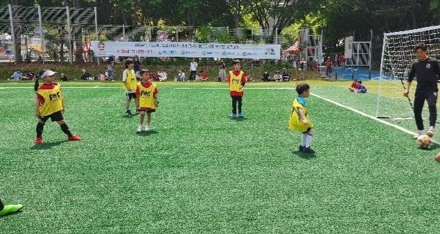 본문 이미지 - 다문화 축구교실 사진(서울시 제공)