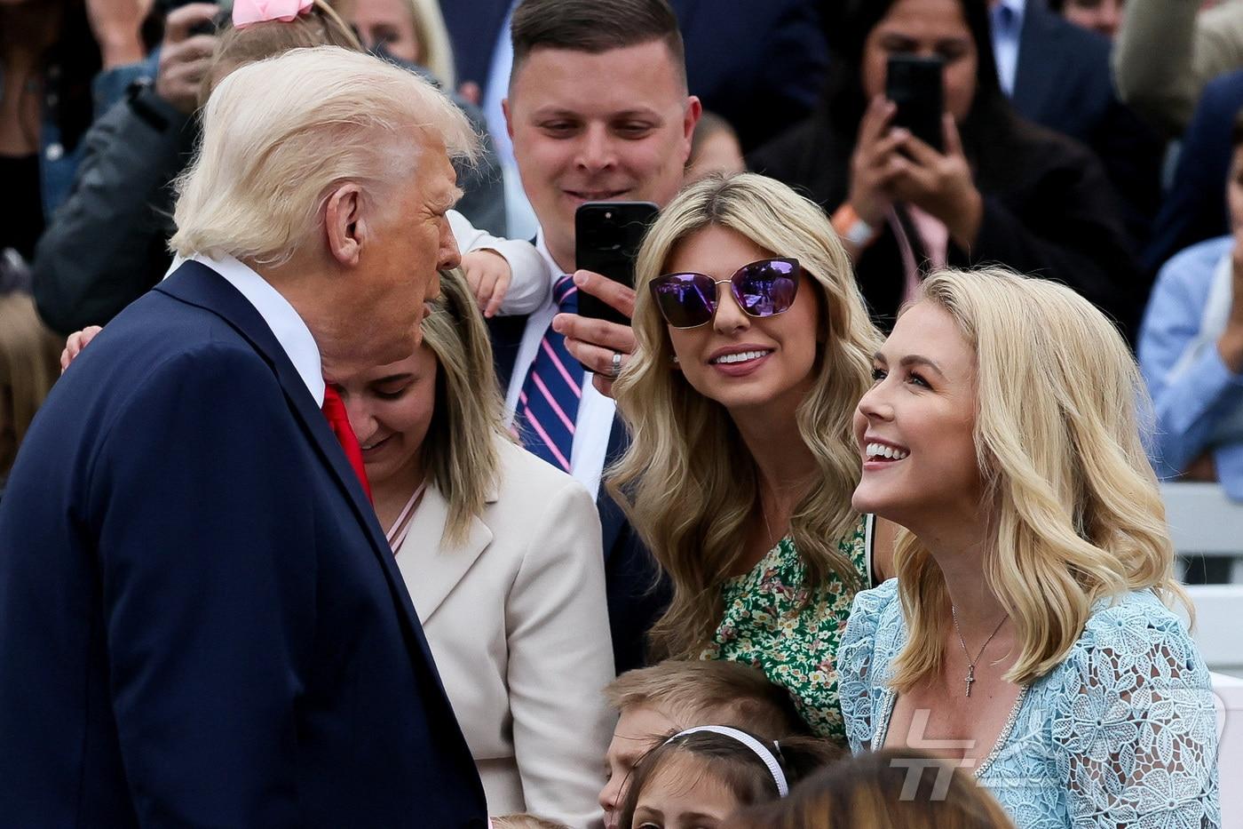 도널드 트럼프 미국 대통령과 캐롤라인 레빗 백악관 대변인이 21일&#40;현지시간&#41; 미국 워싱턴DC 백악관 남쪽 잔디밭에서 열린 연례 백악관 부활절 기념행사에서 대화하고 있다. 2025.04.21 ⓒ 로이터=뉴스1 ⓒ News1 류정민 특파원