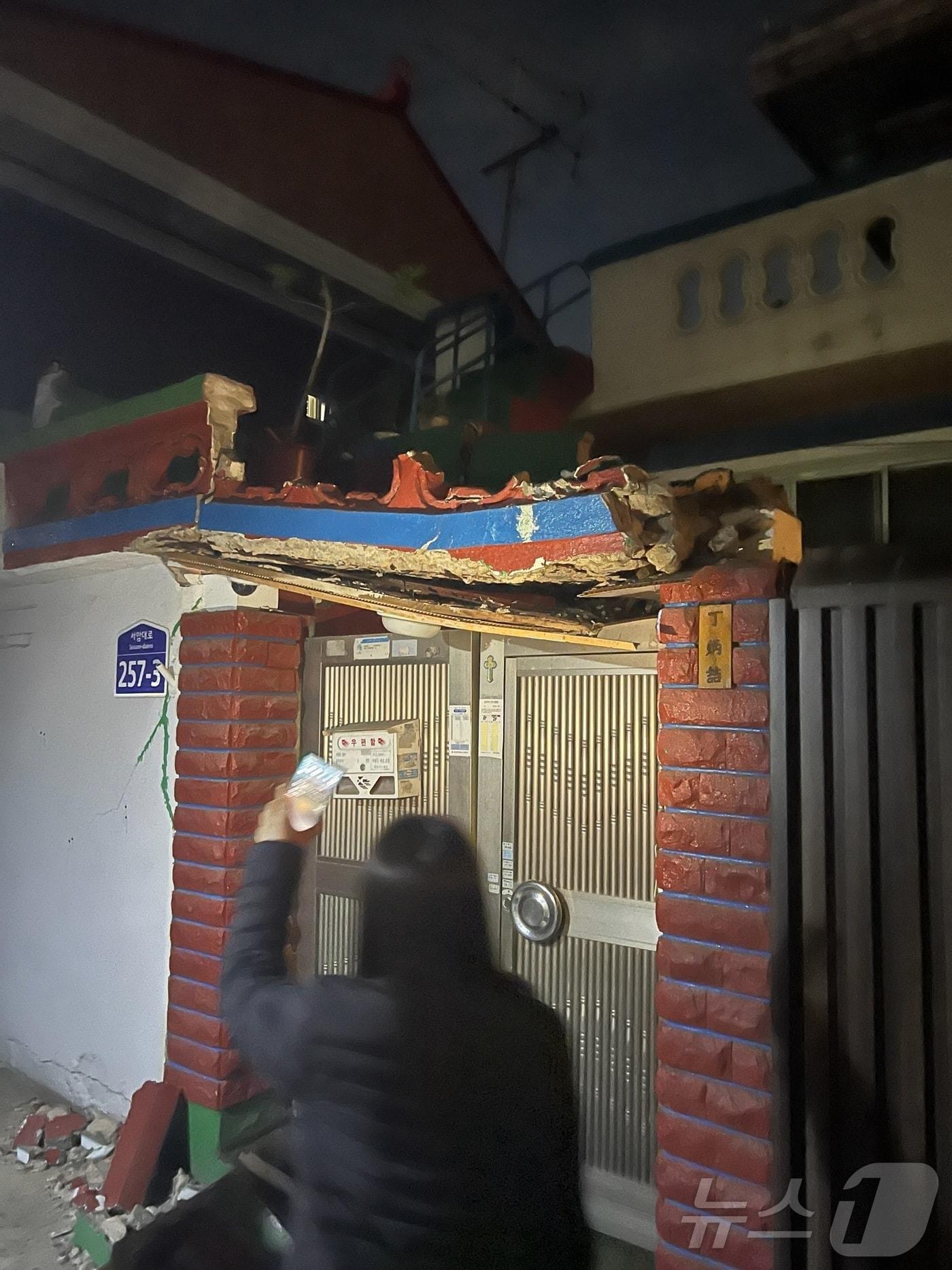 본문 이미지 - 21일 오후 10시 20분쯤 광주 북구 중흥동 주택 4곳의 담장과 외벽에 균열이 발생해 주민 6명이 대피했다. 사진은 주택 현장의 모습. &#40;광주 북구 제공&#41; 