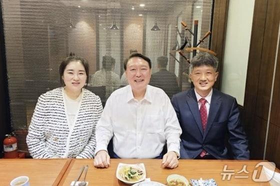 본문 이미지 - 윤석열 전 대통령이 19일 사저인 서초동 아크로비스타 인근 식당에서 김계리&#40;왼쪽&#41; 배의철 변호사와 함께 식사하는 모습. 지난 11일 윤 전 대통령이 사저로 간 뒤 외부인사와 만난 것이 공개된 건 이번이 처음이다. 김 변호사는 윤 전 대통령이 &#39;조용하면서 강하게&#39;를 주문했다며 만남의 의미를 강조했다. &#40;SNS 갈무리&#41; ⓒ 뉴스1 