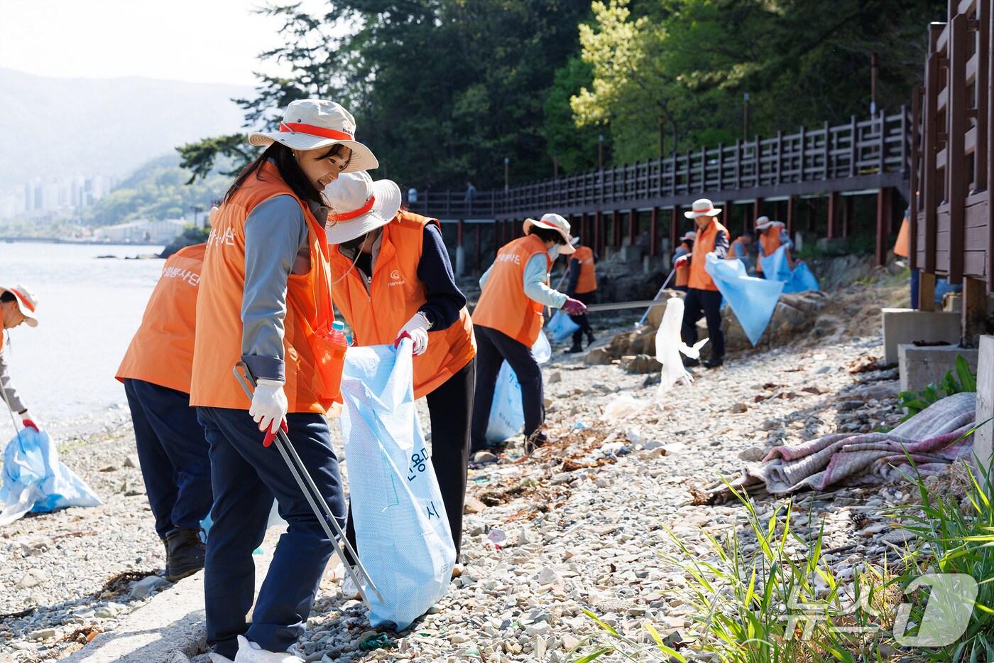 21일 오션사회봉사단과 옥포1동 지역사회보장협의체가 옥포항 주변 해안가를 찾아 해양쓰레기를 수거하고 있다.(한화오션 제공. 재판매 및 DB금지.)