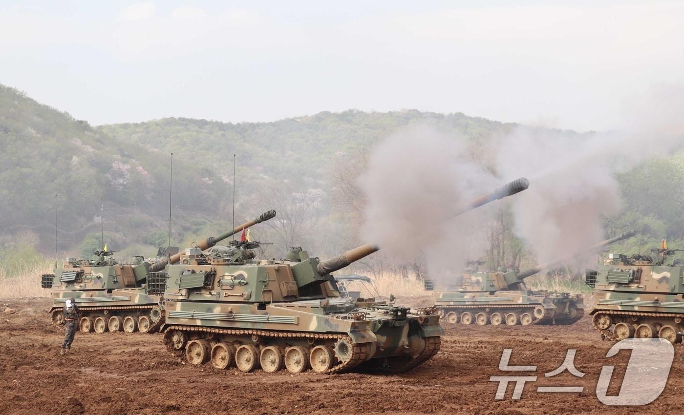육군 1군단은 지난 21일 경기도 파주에서 美스토리표적지에 대한 포탄 사격훈련을 7년 만에 재개했다고 22일 밝혔다. 사진은 1포병여단 K9A1자주포가 포탄을 발사하고 있는 모습. (육군 제공. 재판매 및 DB 금지) 2025.4.22/뉴스1 ⓒ News1 이연주 기자