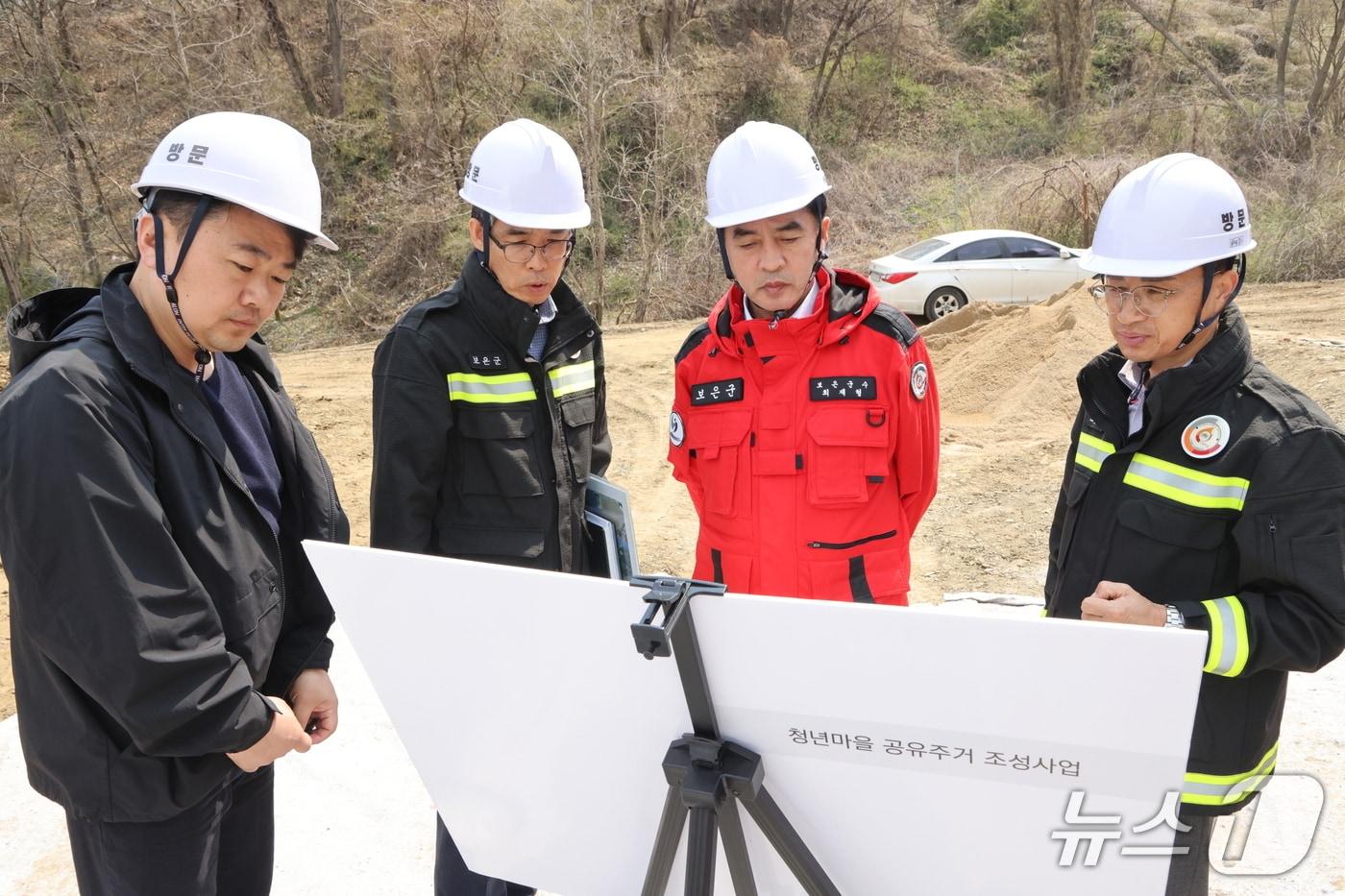 최재형 보은군수가  청년마을 공유주거 단지 조성사업 현장을 찾아 추진 상황을 점검하고 있다. (보은군 제공. 재판매 및 DB금지) /뉴스1 