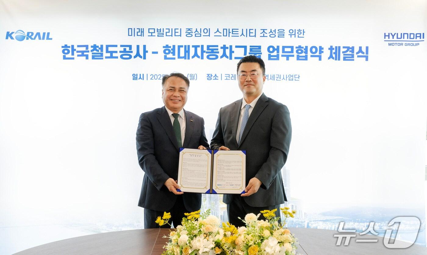  현대차그룹과 한국철도공사는 지난 21일(월) 서울 용산구 코레일 스마트역세권사업단에서 미래 모빌리티 혁신 선도를 위한 업무협약을 체결했다. 사진은 왼쪽부터 한국철도공사 정정래 부사장, 현대자동차그룹 GSO 김흥수 부사장.(현대차그룹 제공)