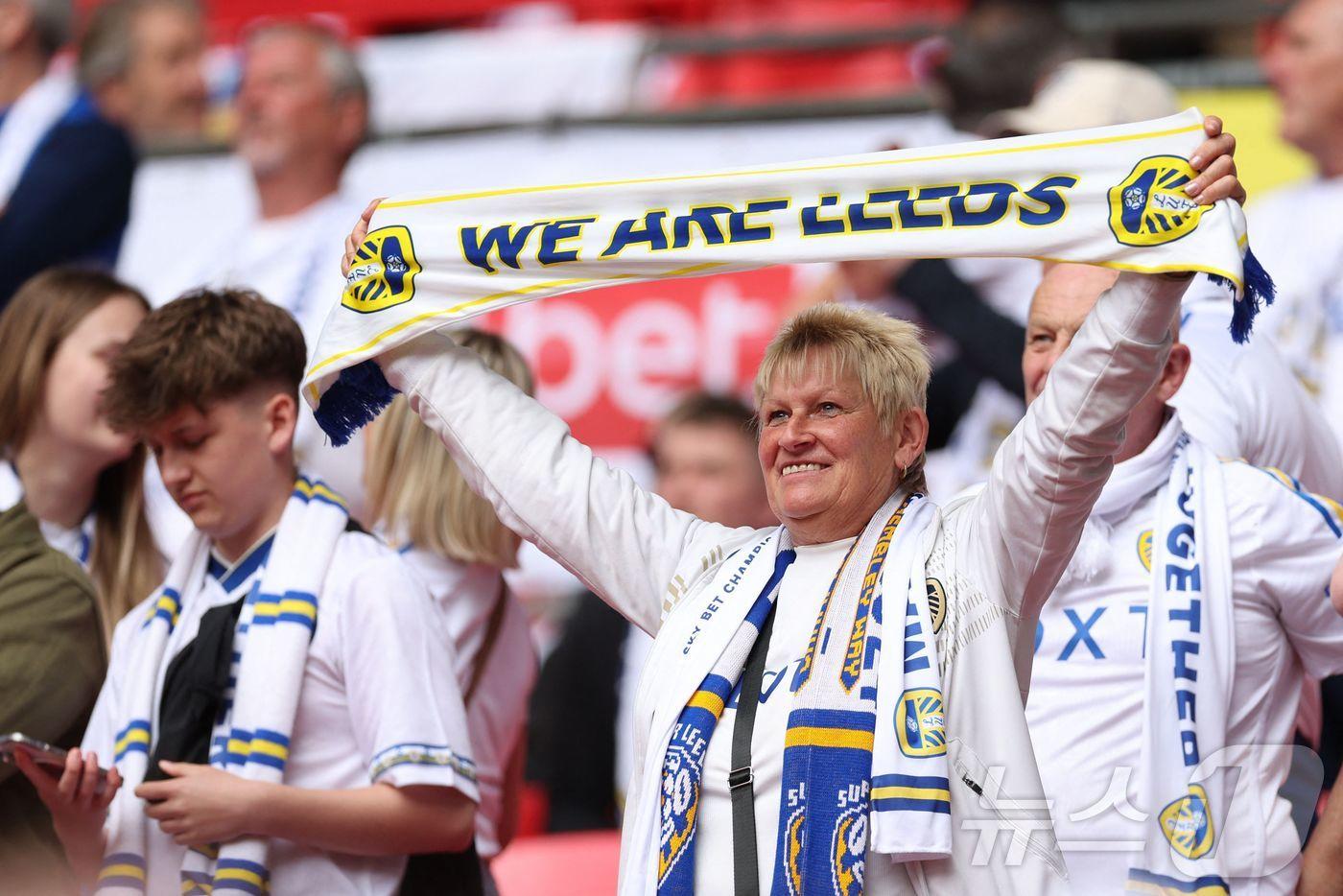 리즈 유나이티드를 응원하는 팬의 모습 ⓒ AFP=뉴스1