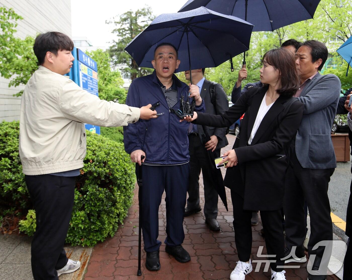 본문 이미지 - 공천 대가 돈 거래 혐의로 구속됐다가 최근 보석으로 풀려난 정치 브로커 명태균 씨가 22일 오전 경남 창원시 성산구 창원지방법원에서 열린 4차 공판에 출석하며 취재진 질문에 답하고 있다. (사진은 기사 내용과 무관함) 2025.4.22/뉴스1 ⓒ News1 윤일지 기자