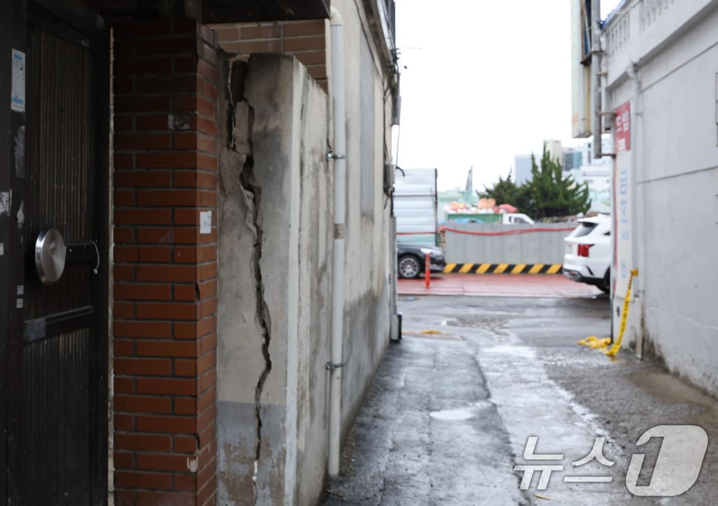 지난 21일 오후 10시 20분쯤 광주 북구 중흥동 소재 주택의 담장과 외벽에 균열이 발생해 무너졌다. 사진은 인근 주택 담장에 균열이 가 있는 모습. ⓒ News1 박지현 기자