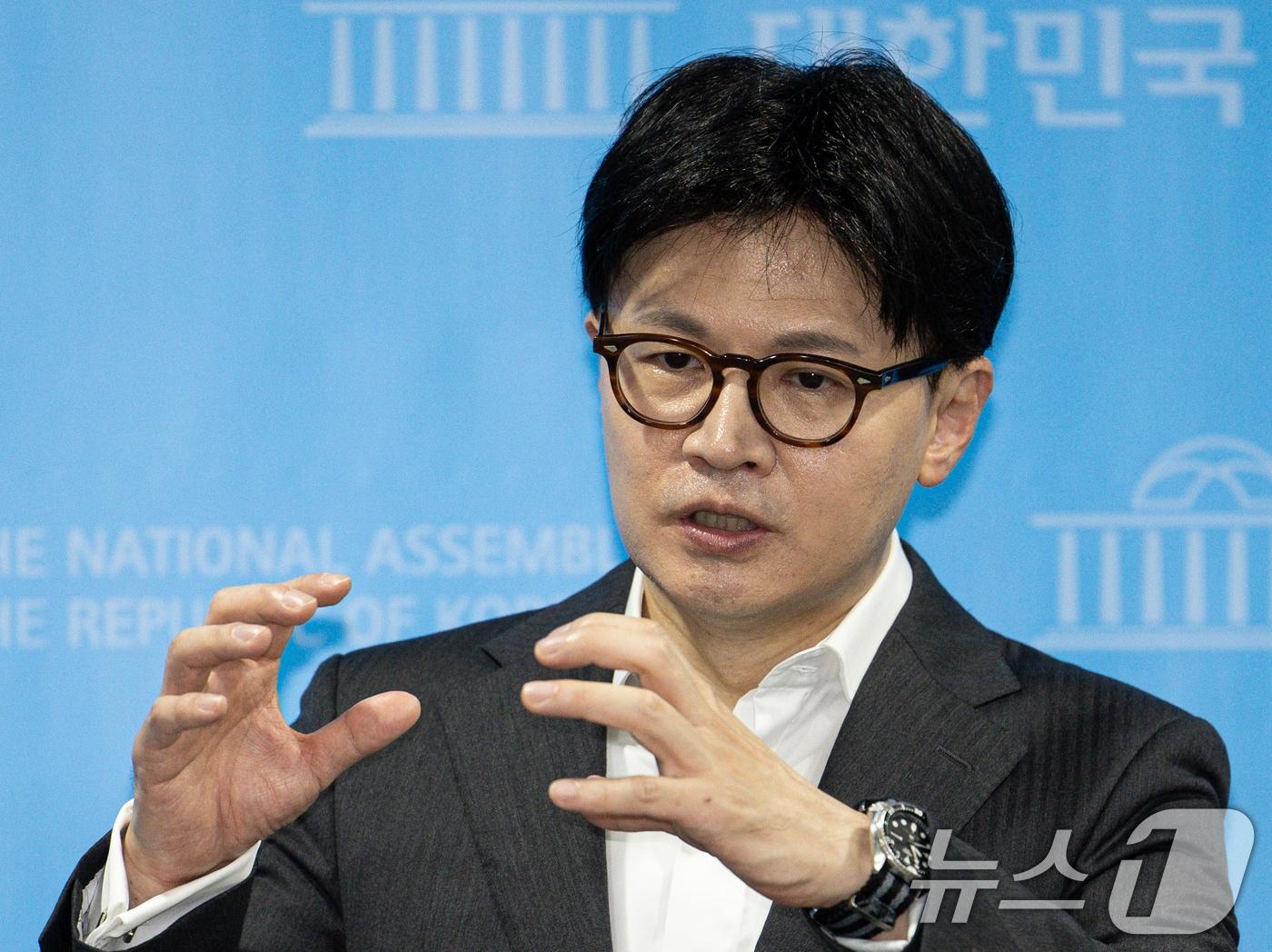 본문 이미지 - 한동훈 국민의힘 대선 경선 후보가 22일 오전 서울 여의도 국회 소통관에서 정책 비전발표를 마친 후 취재진 질문에 답변하고 있다. 2025.4.22/뉴스1 ⓒ News1 이재명 기자