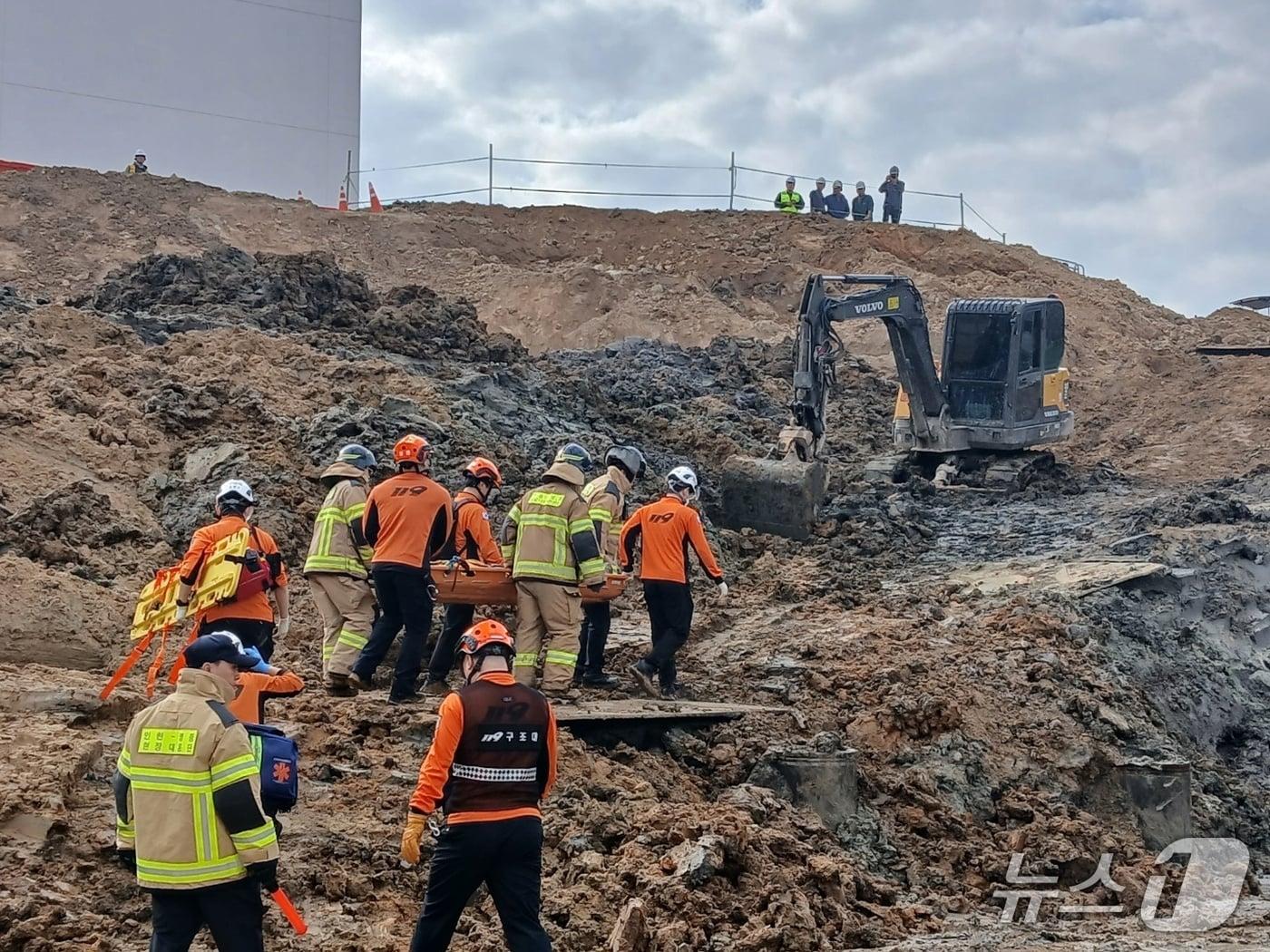 본문 이미지 - 21일 오후 4시 8분쯤 인천시 중구 운북동 대한항공 엔진정비공장 신축 공사장에서 작업자 A 씨(48·남)이 5m 아래로 떨어졌다.(인천소방본부 제공. 재배포 및 DB금지)2025.4.22/뉴스1