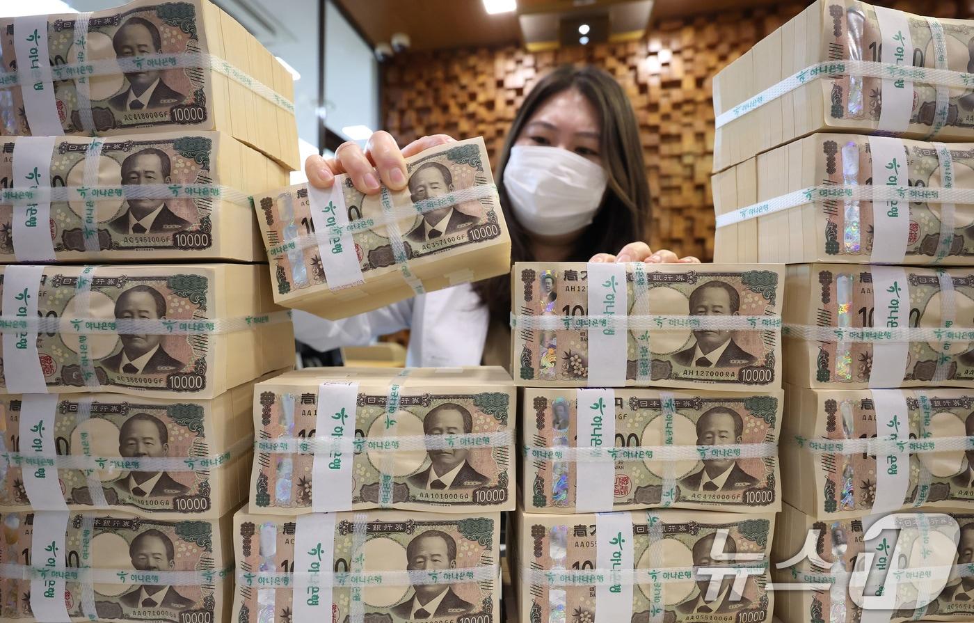 본문 이미지 - 서울 중구 하나은행 위변조대응센터에서 직원이 엔화 지폐를 살펴보고 있다. (자료사진) 2025.4.22 ⓒ 뉴스1 장수영 기자