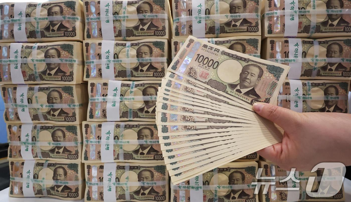 본문 이미지 - 서울 중구 하나은행 위변조대응센터에서 직원이 엔화 지폐를 살펴보고 있다. 2025.4.22/뉴스1 ⓒ News1 장수영 기자