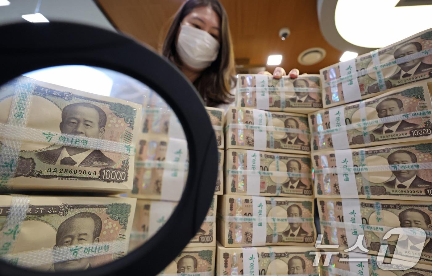 22일 오전 서울 중구 하나은행 위변조대응센터에서 직원이 엔화 지폐를 살펴보고 있다. .2025.4.22/뉴스1 ⓒ News1 장수영 기자