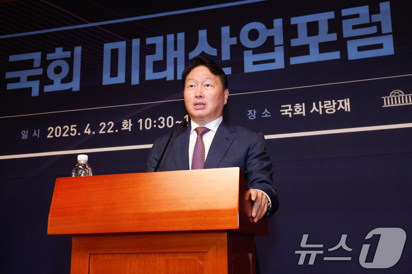 최태원 대한상공회의소 회장이 22일 서울 여의도 국회 사랑재에서 열린 국회 미래산업포럼 발족식에서 최근 한국경제의 도전과제와 대응방향에 대해 강연하고 있다. 2025.4.22/뉴스1 ⓒ News1 안은나 기자