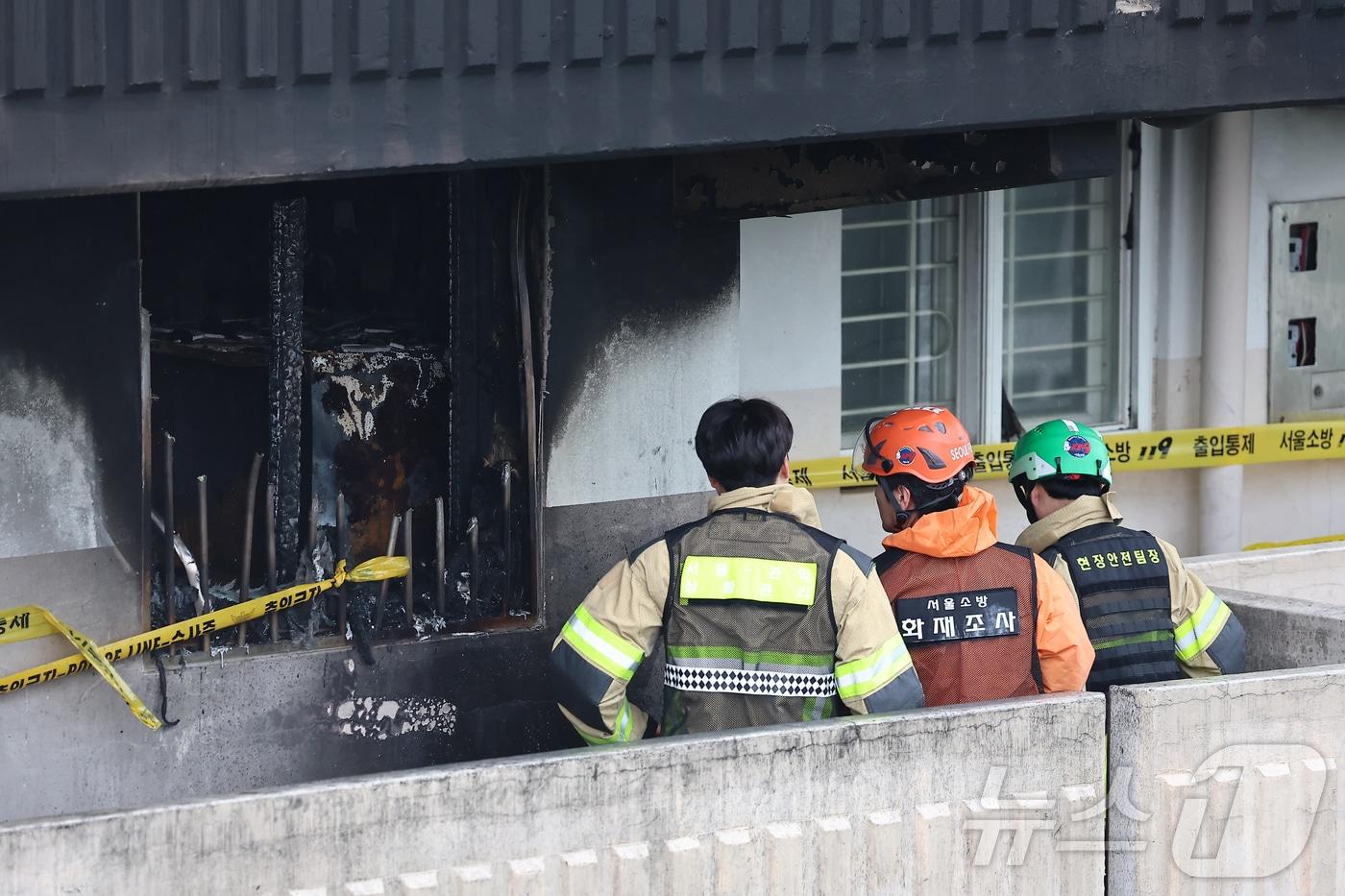 22일 소방 등 관계자들이 지난 21일 화재가 발생한 서울 관악구 봉천동의 한 아파트에서 합동감식을 하고 있다. 2025.4.22/뉴스1 ⓒ News1 김도우 기자