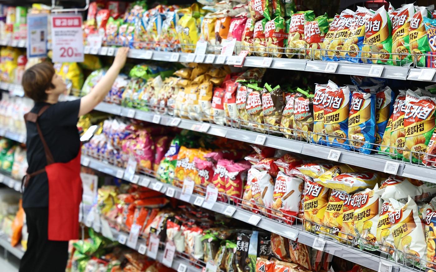 서울 시내 한 대형마트에 진열된 과자. /뉴스1 ⓒ News1 