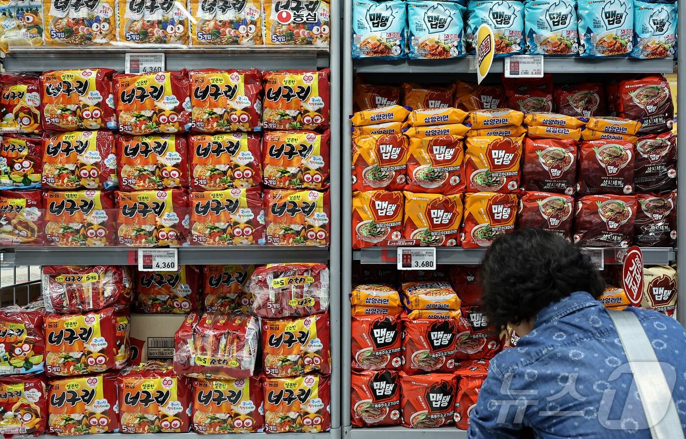 서울 시내 한 대형마트에 진열된 라면. 2025.4.22/뉴스1 ⓒ News1 김도우 기자