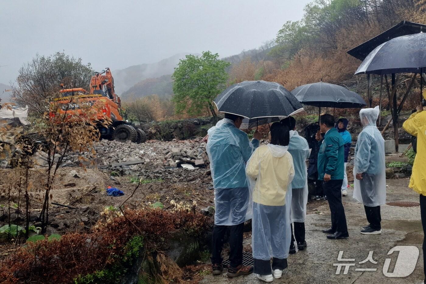 지난달 산청 산불로 피해를 입은 주택 철거 작업이 22일 이뤄지고 있다.(경남도 제공. 재판매 및 DB금지.)