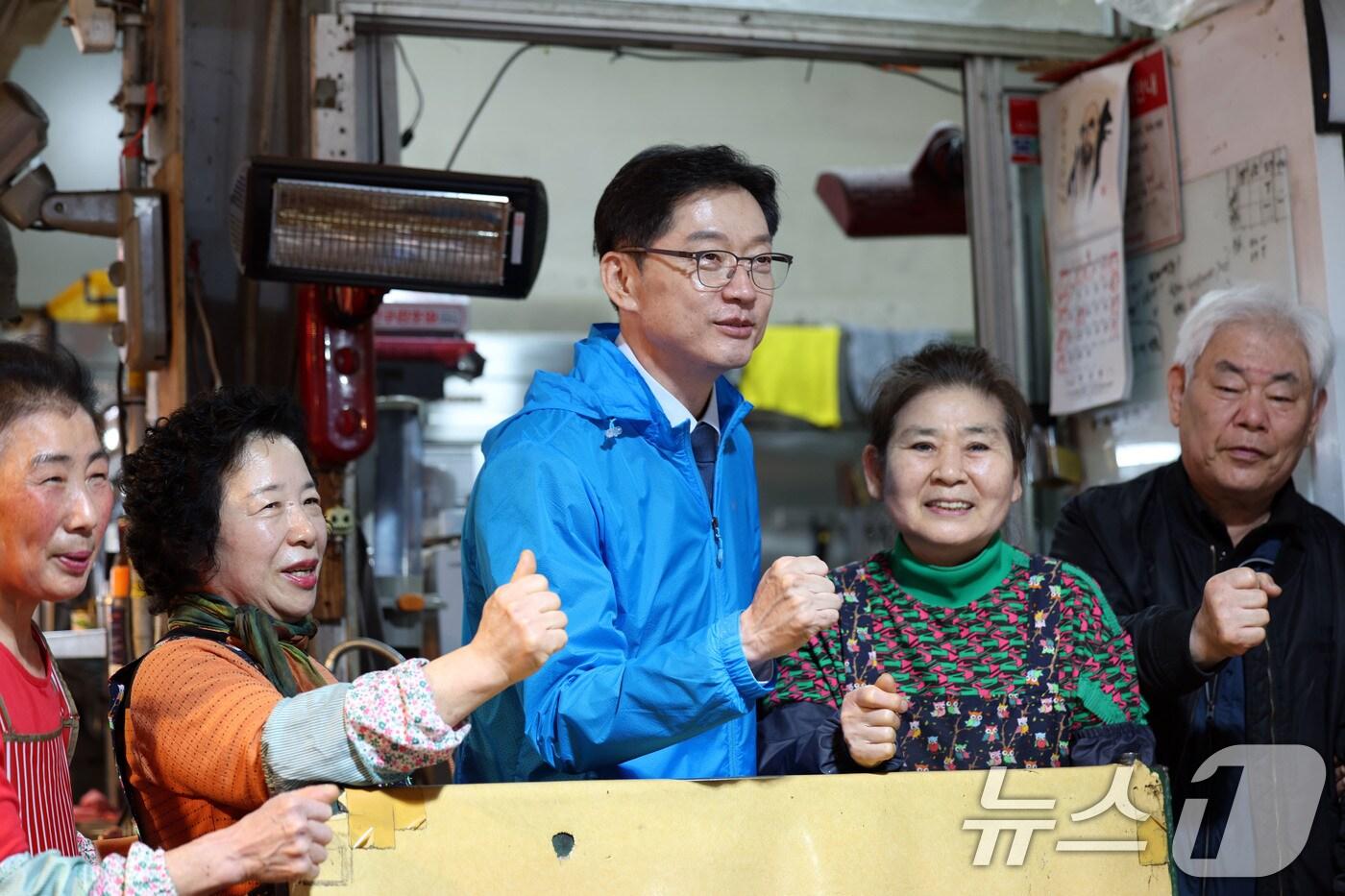 김경수 더불어민주당 대선 경선 후보가 22일 광주 서구 양동시장을 방문해 지지자와 화이팅을 외치고 있다. 2025.4.22/뉴스1 ⓒ News1 박지현 기자