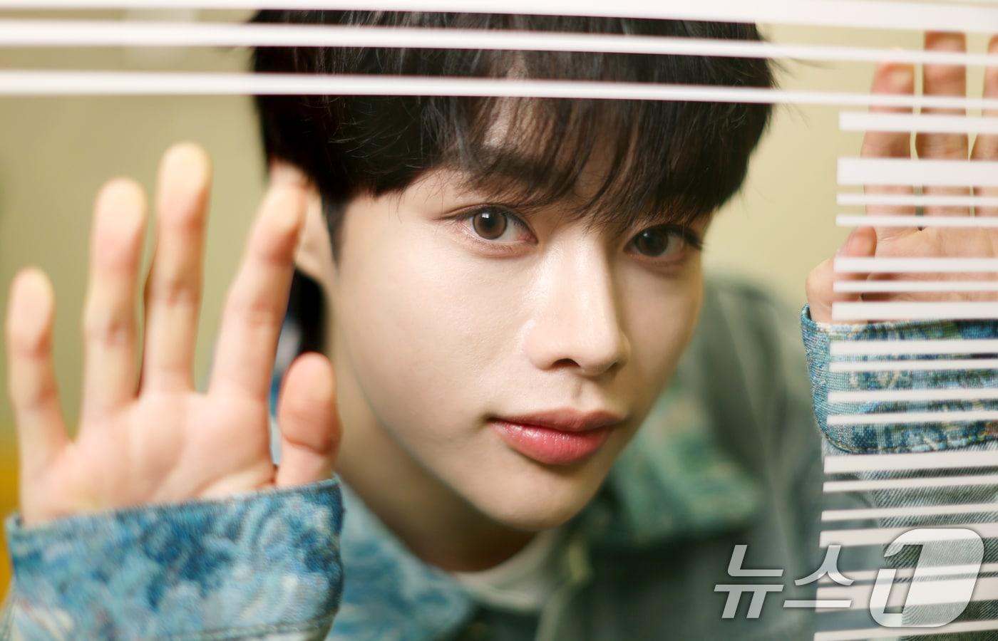 템페스트 한빈이 서울 종로구 뉴스1 사옥에서 열린 '물 건너온 아이돌' 인터뷰에 앞서 포즈를 취하고 있다. ⓒ News1 권현진 기자