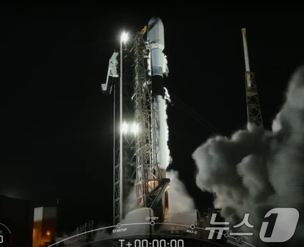 본문 이미지 - 지난해 4월 미국 플로리다주 케이프 커너베럴 우주군기지에서 대한민국 정찰위성 4호기가 실린 스페이스X사의 팰컨-9 발사체의 발사 모습. 2025.4.22./ⓒ 뉴스1(스페이스X 제공. 재판매 및 DB 금지)