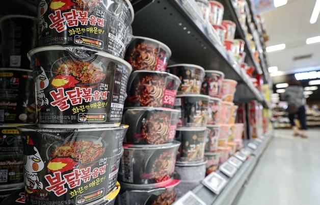 본문 이미지 - 서울시내 대형마트에 진열된 삼양식품의 불닭볶음면. 2025.4.22/뉴스1 ⓒ News1 김도우 기자