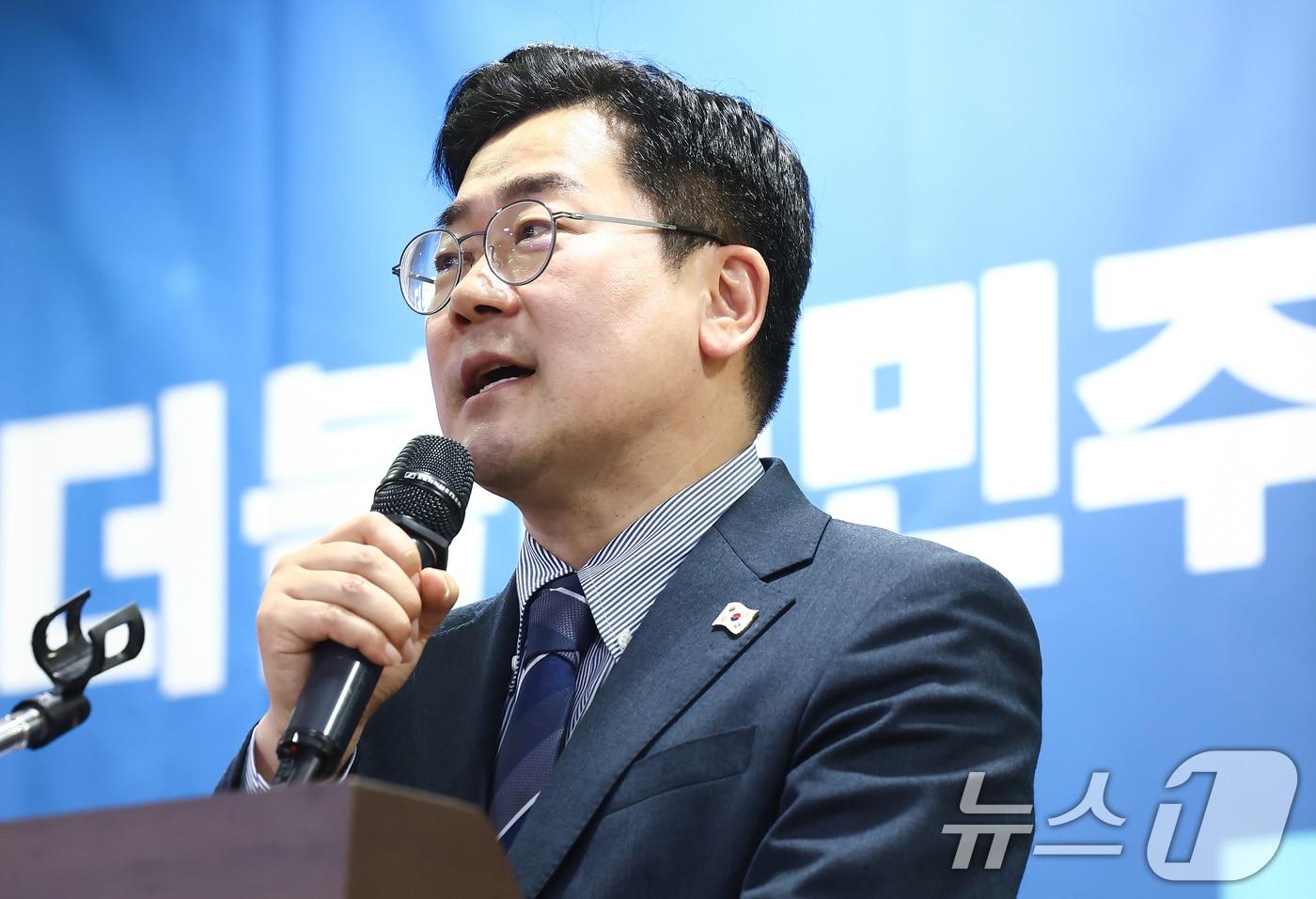 박찬대 더불어민주당 당대표 권한대행 겸 원내대표가 22일 서울 여의도 국회 의원회관에서 열린 더불어민주당 방송콘텐츠특별위원회 출범식에서 축사를 하고 있다. 2025.4.22/뉴스1 ⓒ News1 김민지 기자