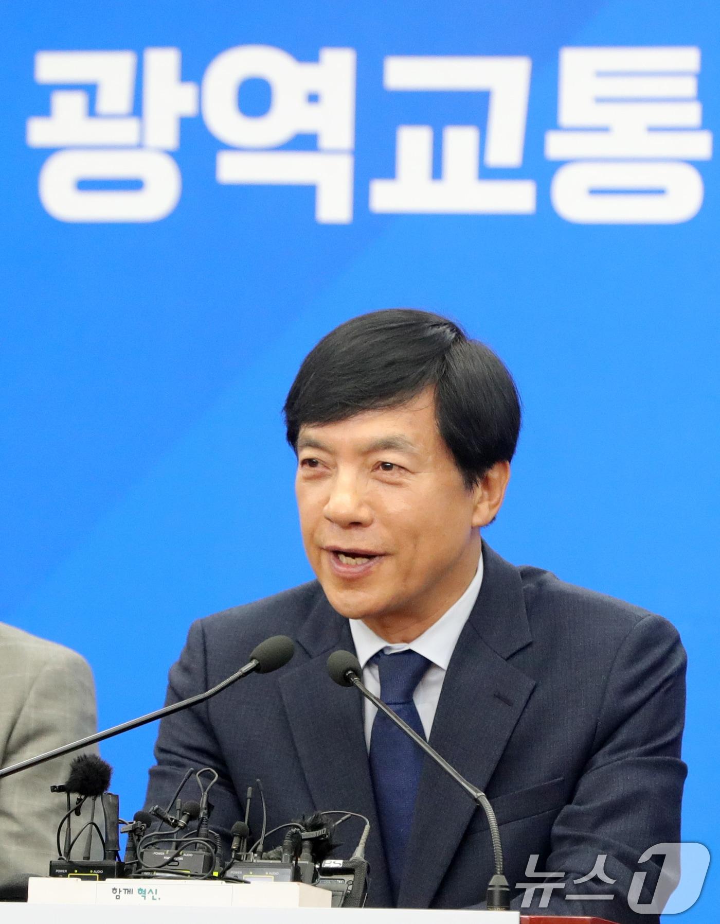 본문 이미지 - 이성윤 더불어민주당 국회의원이 22일 전북자치도 전주시 전북특별자치도청에서 대광법 개정안 공포 관련 발언을 하고 있다. 2025.4.22/뉴스1 ⓒ News1 유경석 기자