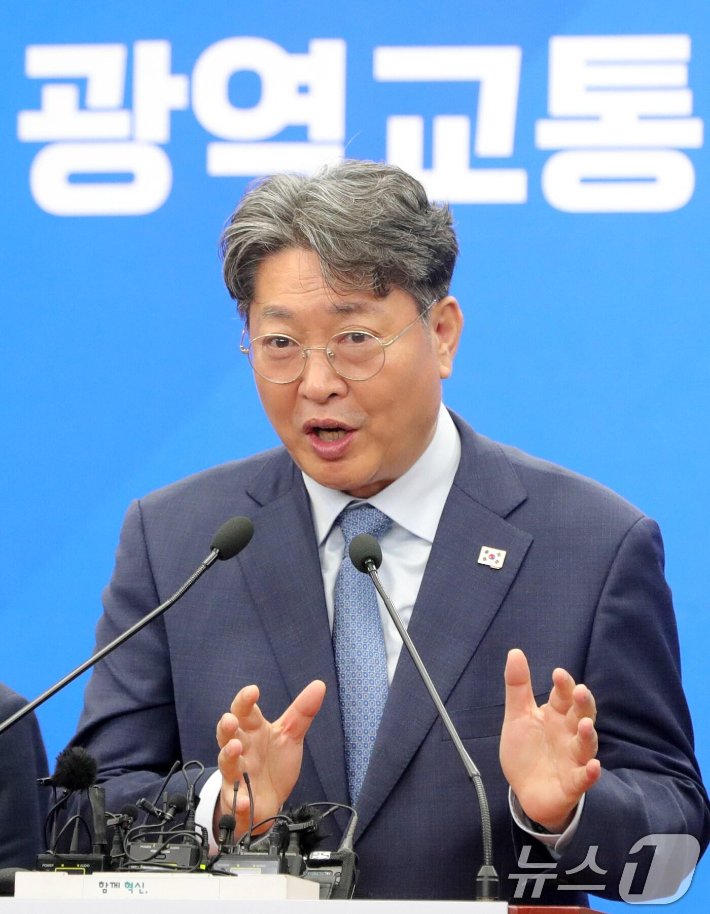 본문 이미지 - 이춘석 더불어민주당 국회의원이 22일 전북자치도 전주시 전북특별자치도청에서 대광법 개정안 공포 관련 발언을 하고 있다. 2025.4.22/뉴스1 ⓒ News1 유경석 기자