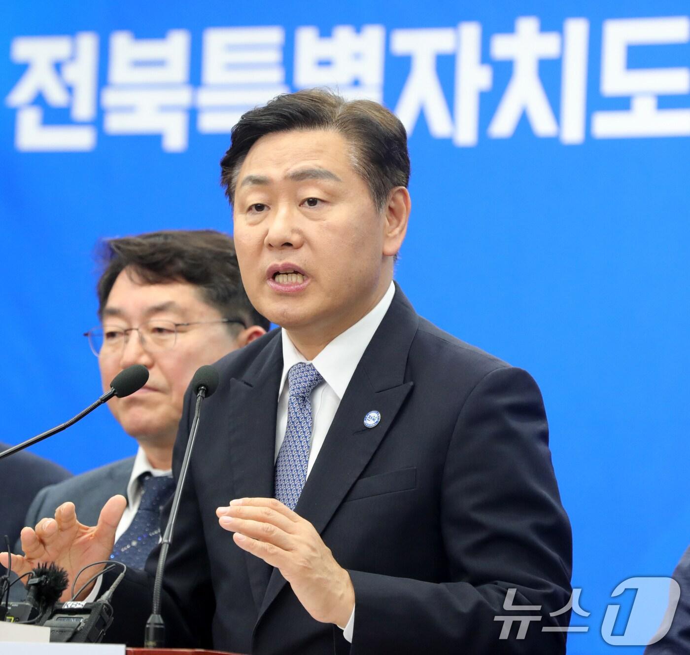 본문 이미지 - 지난 4월22일 김관영 전북자치도지사가 도청에서 대광법 개정안 공포 관련 브리핑을 하고 있다. 2025.4.22/뉴스1 ⓒ News1 유경석 기자