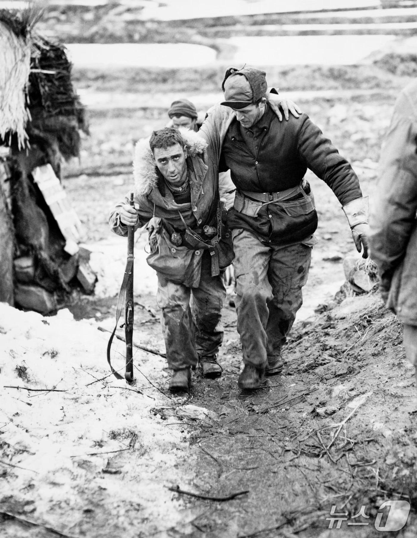 본문 이미지 - 6·25 전쟁 당시 있었던 가평 전투에서 크라이슬러씨&#40;오른쪽&#41;가 고개를 숙인 채 전우를 부축하고 있다.&#40;유엔기념공원 제공. 재판매 및 DB 금지&#41;