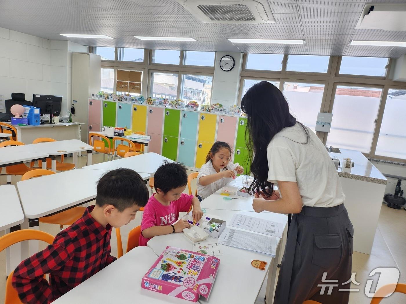 본문 이미지 - 초등학교 늘봄센터에서 교육중인 모습(경북교육청 제공. 재판매 및 DB 금지)2025.3.16/뉴스1 신성훈 기자