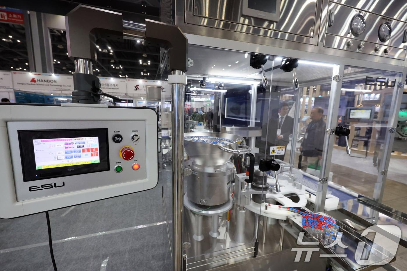 22일 경기 고양시 일산서구 킨텍스에서 열린 &#39;2025년 국제 제약·화장품 주간&#40;ICPI WEEK 2025&#41;&#39; 관람객이 제품을 살펴보고 있다. 2025.4.22/뉴스1 ⓒ News1 황기선 기자