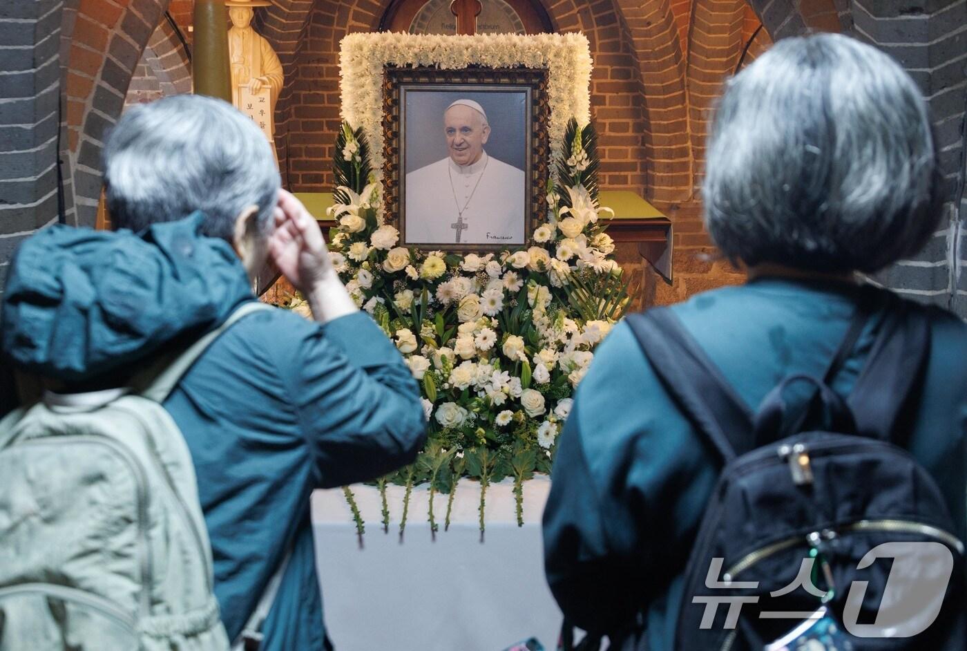 22일 오후 프란치스코 교황의 빈소가 마련된 서울 중구 명동대성당 지하성당에서 조문객들이 추모를 하고 있다. 2025.4.22/뉴스1 ⓒ News1 사진공동취재단