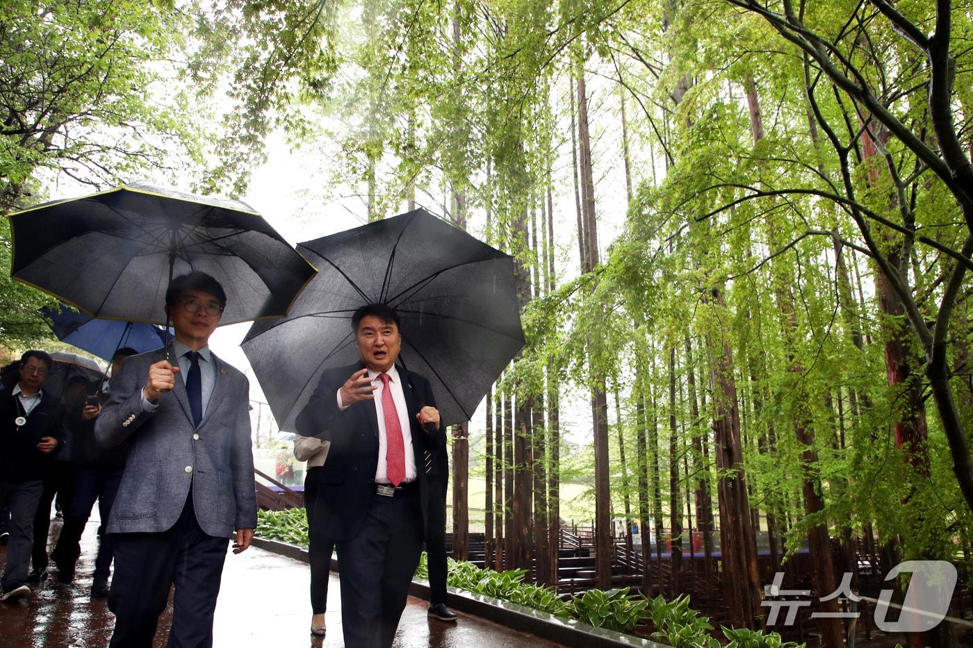 김영환 충북지사와 김완섭 환경부장관이 22일 청남대에서 대화하고 있다. (충북도 제공. 재판매 및 DB금지)