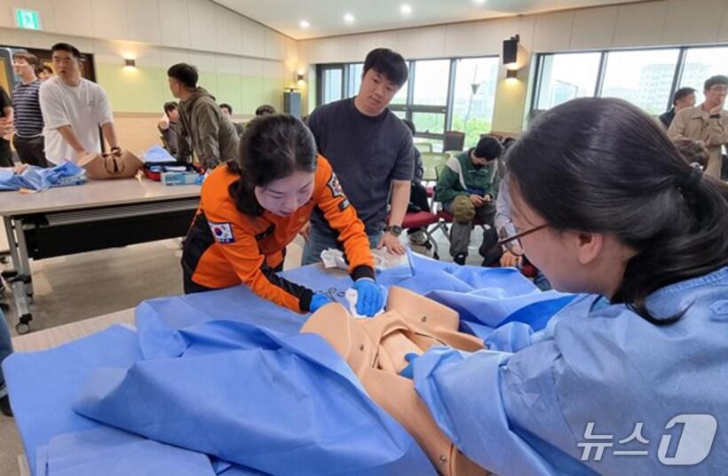 본문 이미지 - 경주소방서 구급대원이 22일 현장 분만 대응 교육을 받고 있다. (경주소방서 제공, 제판매 및 DB 금지) 2025.4.22/뉴스1