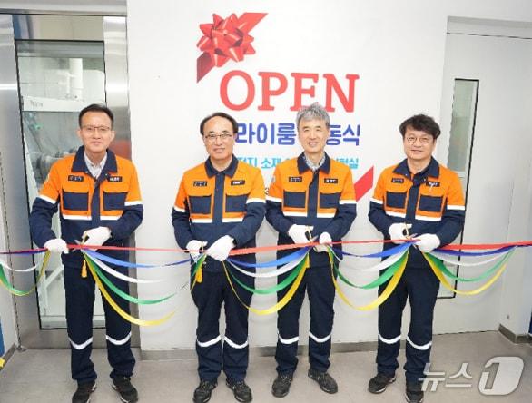 본문 이미지 - 포항산업과학연구원(RIST)이 22일 국내 최초로 이차전지 소재 첨단 분석을 위한 신규 드라이룸을 구축, 가동한다.(포항산업과학연구원 제공, 제판매 및 DB 금지) 2025.4.22/뉴스1