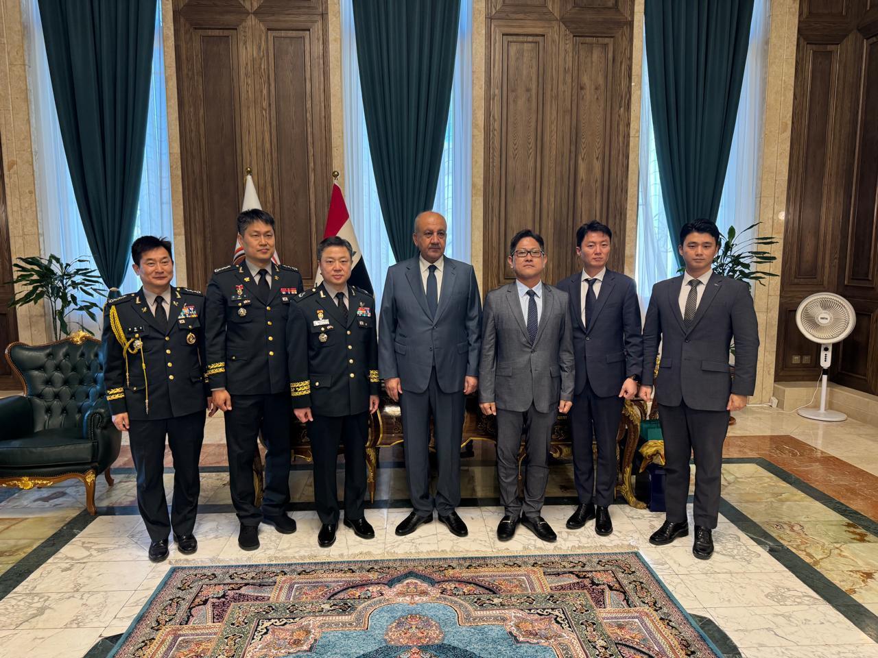 본문 이미지 - 고형석 헬기사업부장 등 방위사업청 출장단이 타벳 모하메드 이라크 국방장관과 기념촬영을 하고 있다.(방위사업청 제공)