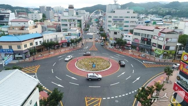 본문 이미지 - 충북 영동군 영동읍 중앙시가지에 설치된 회전교차로 모습.(영동군 제공. 재판매 및 DB금지) /뉴스1 