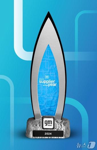 본문 이미지 - 미국 GM 올해의 공급사 트로피(SM그룹 제공)