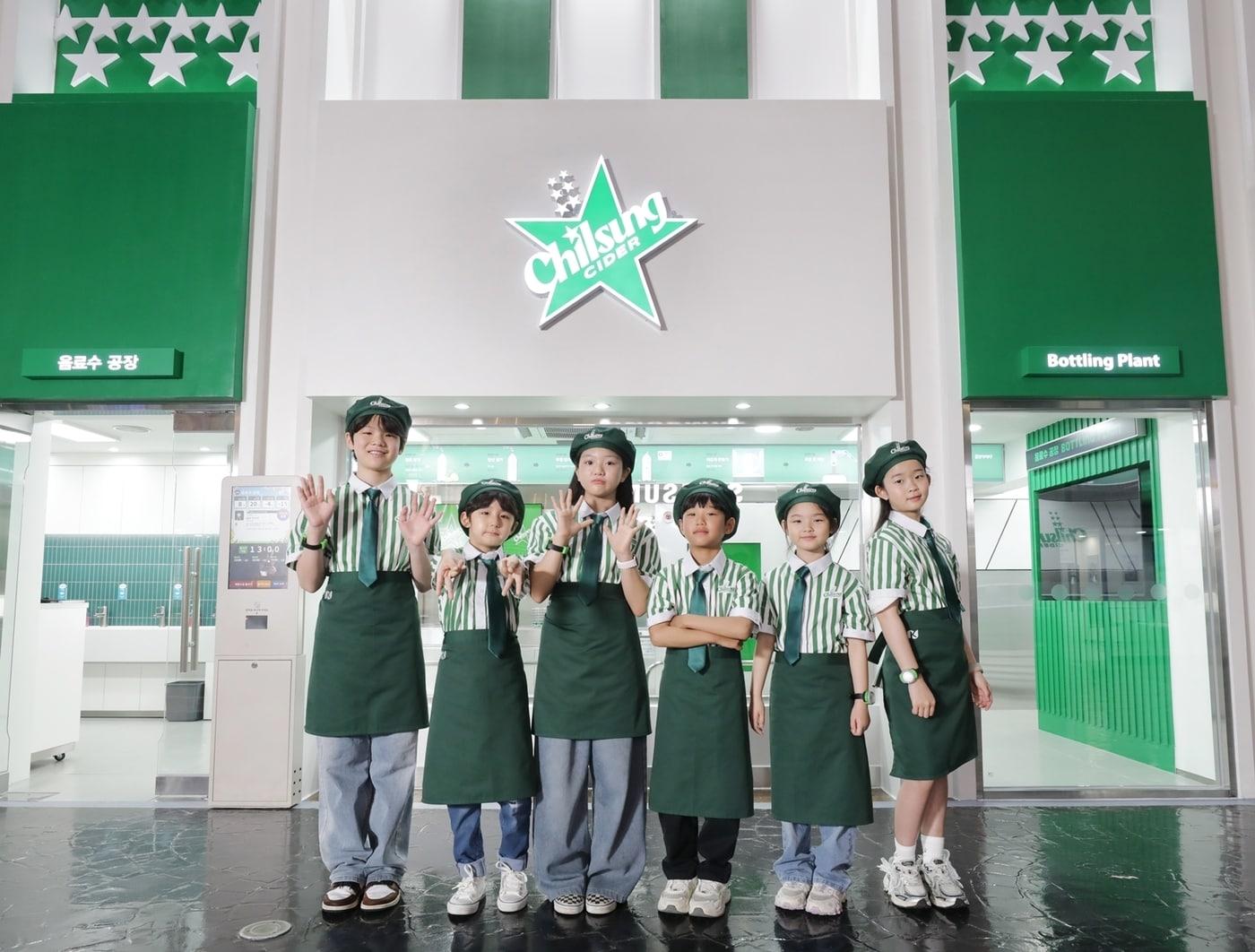 본문 이미지 - 롯데칠성음료 서울 키자니아에 리뉴얼 개점한 체험관에서 어린이들이 기념 촬영을 하는 모습.(롯데칠성음료 제공)