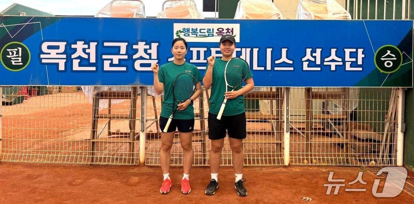 옥천군청 소프트테니스팀  이초롱 선수(왼쪽)와 문혜원 선수.