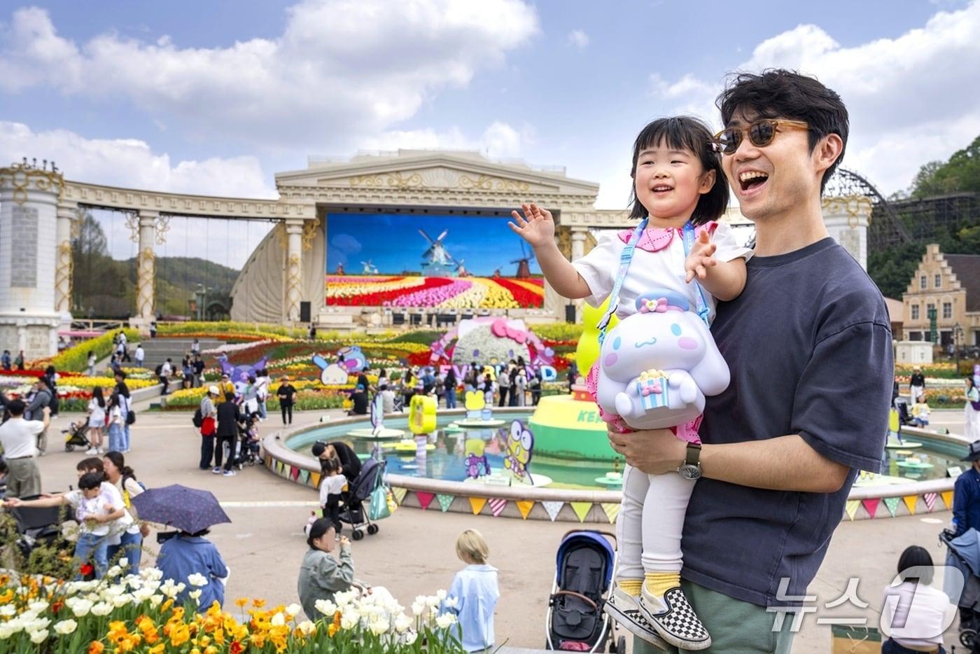 에버랜드 포시즌스가든에서 시나모롤 팝콘통을 메고 있는 방문객들.&#40;에버랜드 제공&#41;