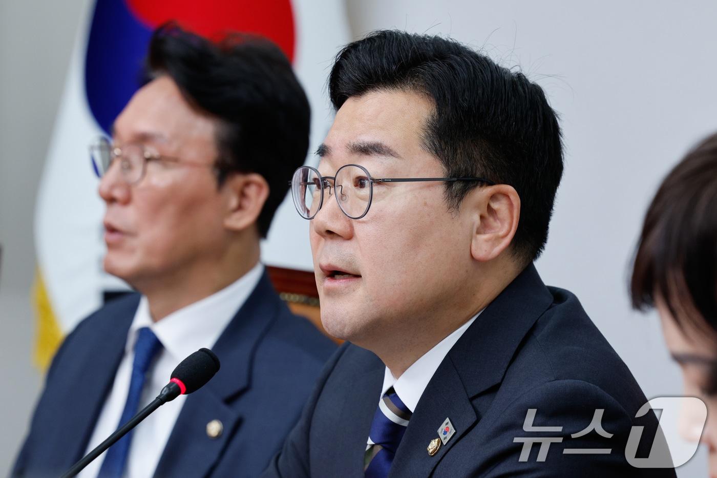 박찬대 더불어민주당 대표 직무대행 겸 원내대표가 23일 오전 서울 여의도 국회에서 열린 최고위원회의에 참석해 모두 발언하고 있다. 2025.4.23/뉴스1 ⓒ News1 안은나 기자