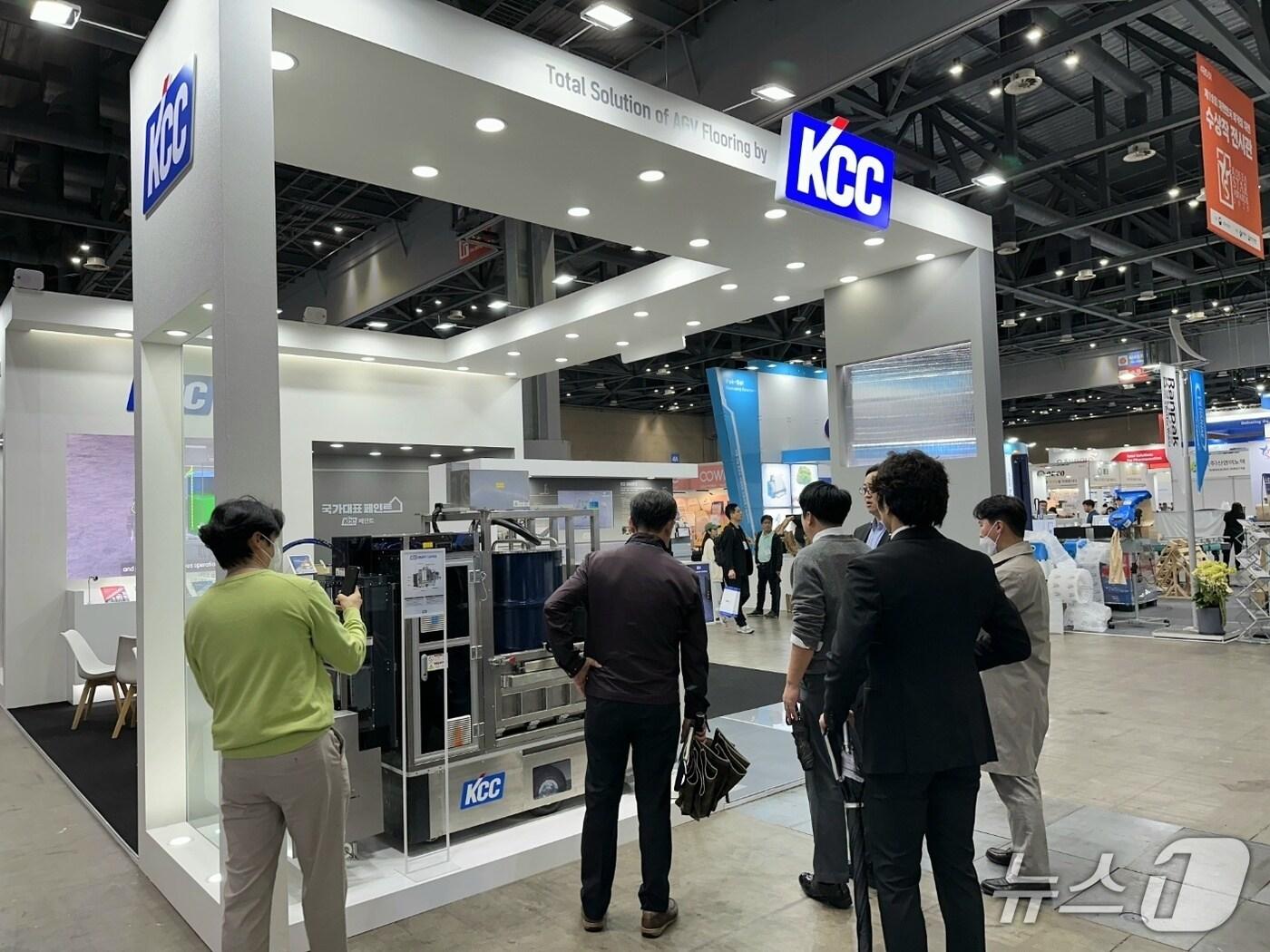 본문 이미지 - KCC 물류로봇 전용 바닥재 토털 솔루션과 도장 로봇 스마트캔버스를 소개하는 킨텍스 KCC 부스 현장 (KCC 제공)