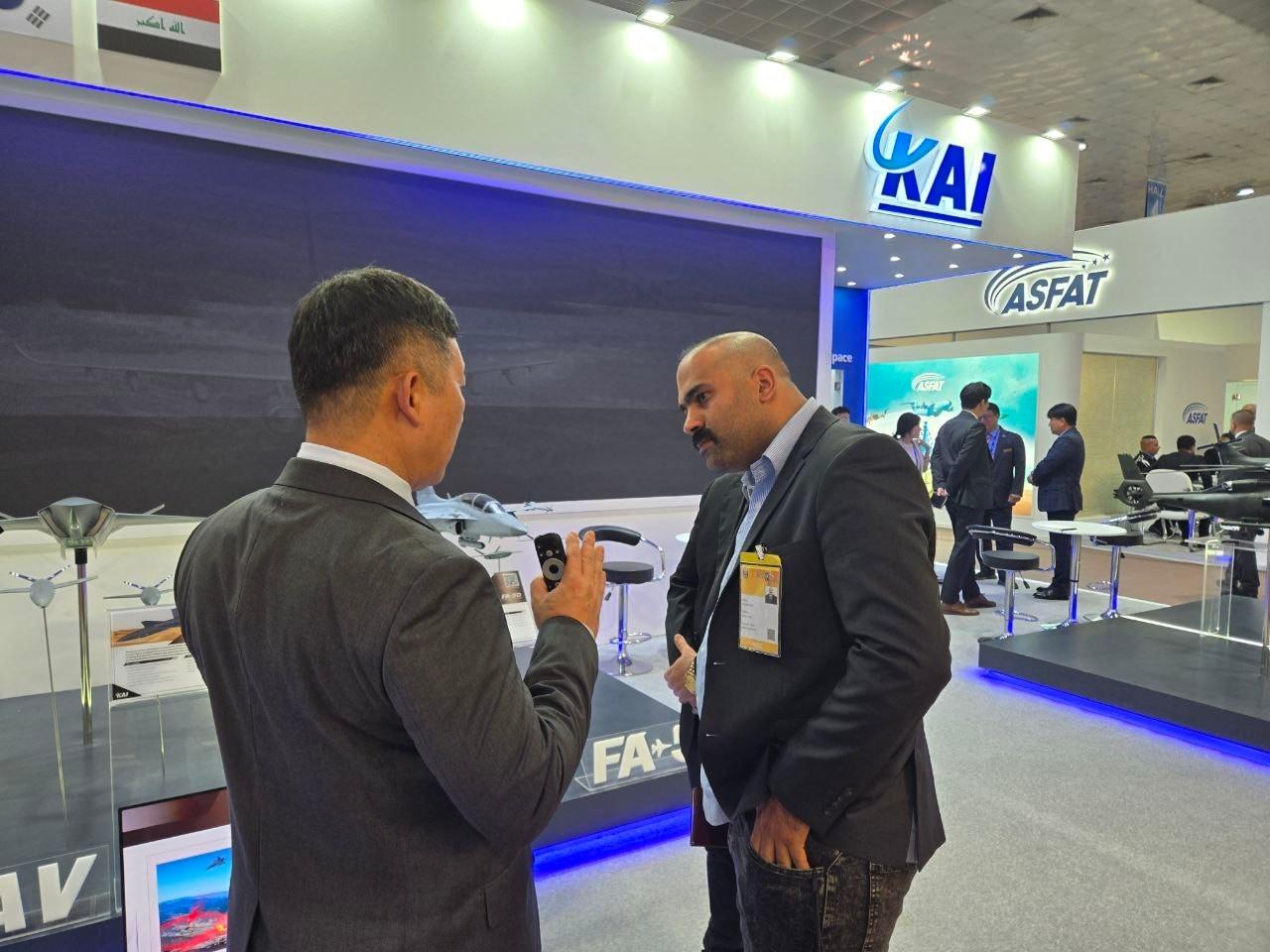 본문 이미지 - 이라크에서 지난 19일부터 22일까지 열린 방산전시회 'IQDEX 2025'을 취재하는 현지 언론인이 한국항공우주산업(KAI) 부스를 찾아 인터뷰하는 모습(KAI 제공). 2025.04.23.