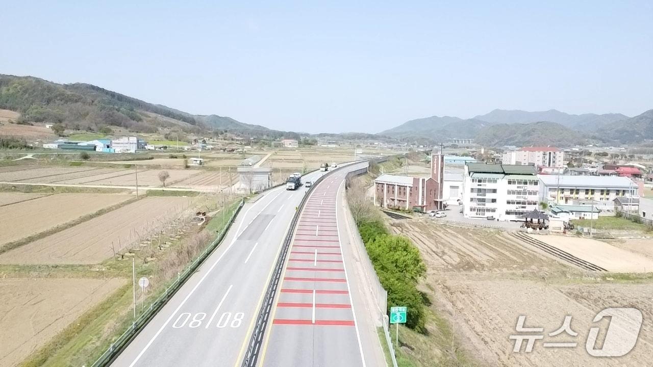 본문 이미지 - 충북 충주경찰서가 최근 3달간 3건의 사망 교통사고 발생 구간에 교통안전시설을 설치했다.(충주경찰서 제공. 재판매 및 DB금지)/뉴스1