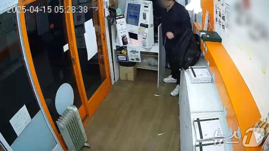 본문 이미지 - 지난 12~15일 무인점포 키오스크를 드라이버로 열고 현금을 훔쳐 온 30대 남성이 경찰에 붙잡혔다. (용산경찰서 제공 영상 갈무리)